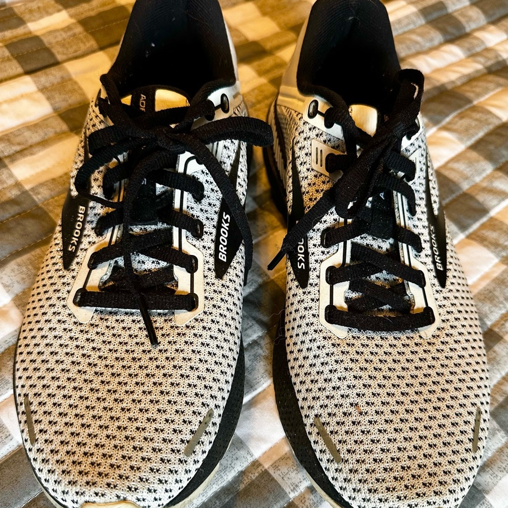 Brooks Adrenaline GTS womens White and Black Athletic Shoes. Worn couple times. - Picture 4 of 7